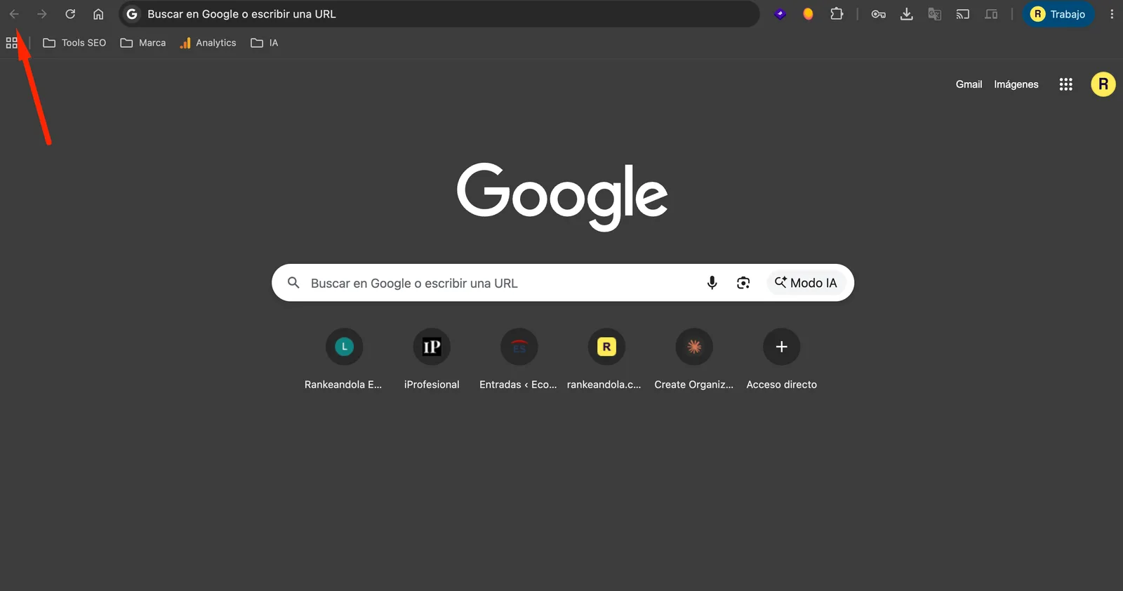 Captura de pantalla de Google Chrome con la página principal de Google y una flecha roja señalando el botón «Ir Atrás» del navegador.