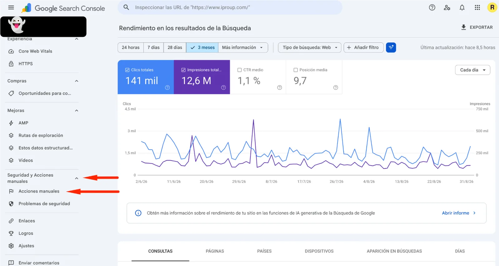 Captura de Google Search Console con el informe de rendimiento de búsqueda y flechas señalando la sección de Seguridad y acciones manuales y la opción Acciones manuales.